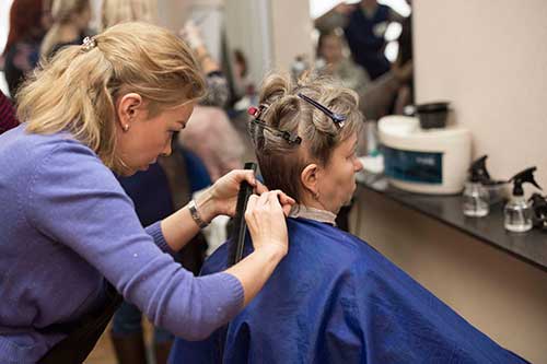 Фото рабочего процесса учеников школы,по программе обучения парикмахер универсал